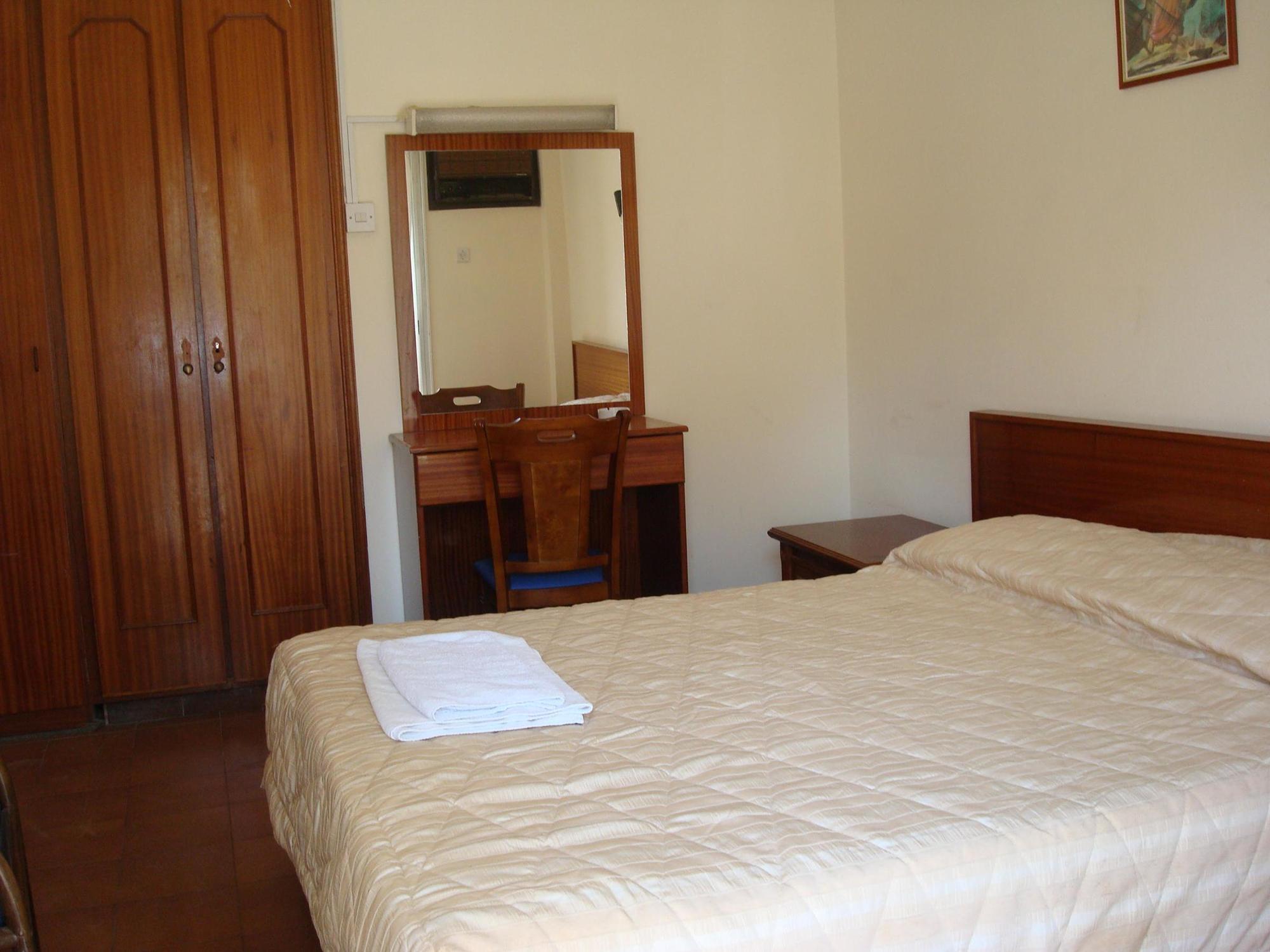 ลาร์โค โฮเต็ล Hotel ลาร์นาคา ภายนอก รูปภาพ